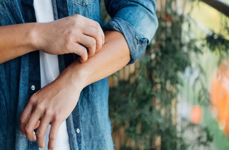 शख्स ने खोली खुजली करने की दुकान, महीने के कमा रहा है 14 लाख रुपए