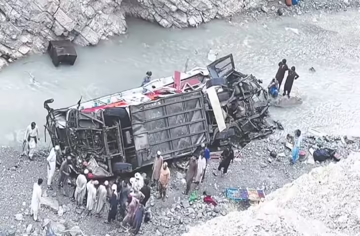 पाकिस्तान में मातम! बलूचिस्तान की खाई में गिरी बस, 40 यात्रियों की मौत, 8 गंभीर रूप से घायल