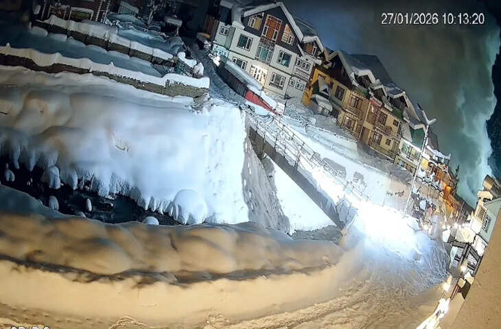 सोनमर्ग में अचानक दरकने लगे बर्फ के पहाड़, VIDEO देख रोंगटे खड़े हो जाएंगे