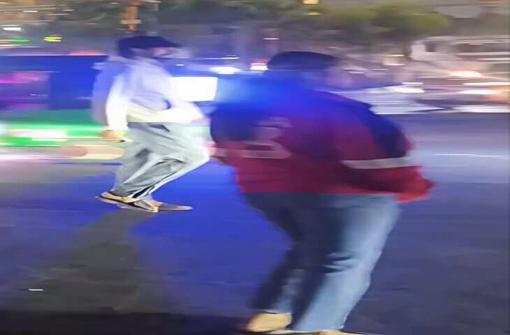 Viral Post: बाजार में लड़की को परेशान कर रहे थे दो युवक, मदद के लिए अनजान शख्स ने बढ़ाया हाथ