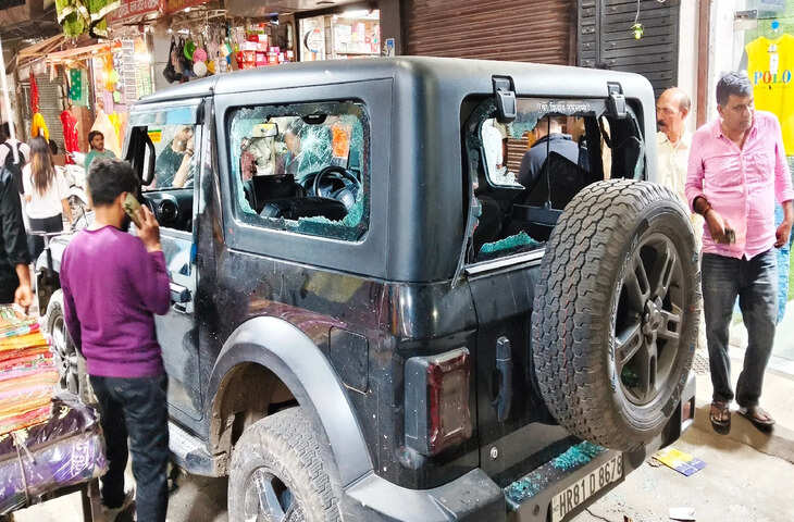 खुद को &lsquo;सुपरस्टार&rsquo; बताने वाला पुनीत फिर चर्चा में! सड़क पर कार तोड़ते दिखा, वीडियो वायरल