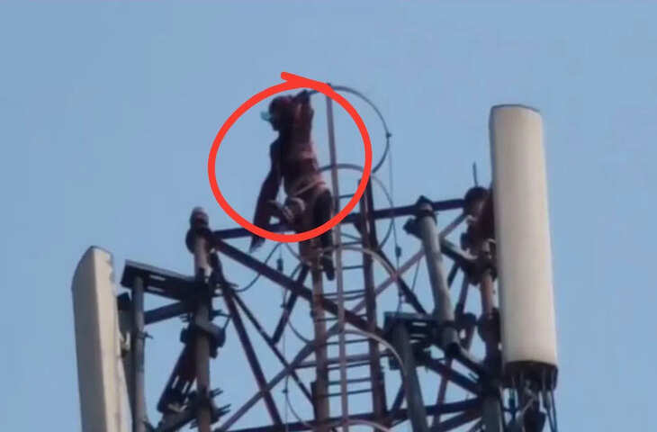 बिहार के मोतिहारी जिले के पिपरा कोठी थाना क्षेत्र में मंगलवार को एक अनोखा और हाई-वोल्टेज ड्रामा देखने को मिला। शराब मामले में आरोपी की गिरफ्तारी के विरोध में उसकी भाभी मोबाइल टावर पर चढ़ गई, जिससे इलाके में अफरा-तफरी मच गई।  जानकारी के अनुसार, पुलिस ने शराब से जुड़े एक मामले में आरोपी को गिरफ्तार किया था। इसी कार्रवाई से नाराज होकर आरोपी की भाभी अचानक आक्रोशित हो गई और विरोध जताने के लिए पास के मोबाइल टावर पर चढ़ गई। देखते ही देखते मौके पर भीड़ जमा हो गई और स्थिति तनावपूर्ण हो गई।  घटना की सूचना मिलते ही पुलिस प्रशासन मौके पर पहुंचा और महिला को नीचे उतारने के प्रयास शुरू किए गए। करीब दो घंटे तक यह हाई-वोल्टेज ड्रामा चलता रहा, जिससे पूरे इलाके में दहशत और तनाव का माहौल बना रहा।  पुलिस अधिकारियों ने पहले महिला को समझाने का प्रयास किया, लेकिन वह अपनी मांगों पर अड़ी रही और टावर से नीचे उतरने को तैयार नहीं हुई। इसके बाद अधिकारियों ने आरोपी को भी मौके पर बुलवाया और परिवार से बातचीत कर स्थिति को शांत करने की कोशिश की।  लंबी मशक्कत और समझाइश के बाद आखिरकार महिला को सुरक्षित नीचे उतार लिया गया। इसके बाद प्रशासन और पुलिस ने राहत की सांस ली। मौके पर मौजूद लोगों ने भी स्थिति सामान्य होने पर राहत महसूस की।  पुलिस का कहना है कि शराब मामले में कानूनी कार्रवाई नियमानुसार की गई है और किसी भी तरह की अवैध गतिविधि को बर्दाश्त नहीं किया जाएगा। वहीं, इस पूरे घटनाक्रम के बाद इलाके में चर्चा का माहौल बना हुआ है।  स्थानीय लोगों का कहना है कि इस तरह के विरोध प्रदर्शन से न केवल कानून व्यवस्था पर असर पड़ता है, बल्कि आम लोगों को भी परेशानी का सामना करना पड़ता है। प्रशासन ने लोगों से शांति बनाए रखने और कानून का पालन करने की अपील की है।