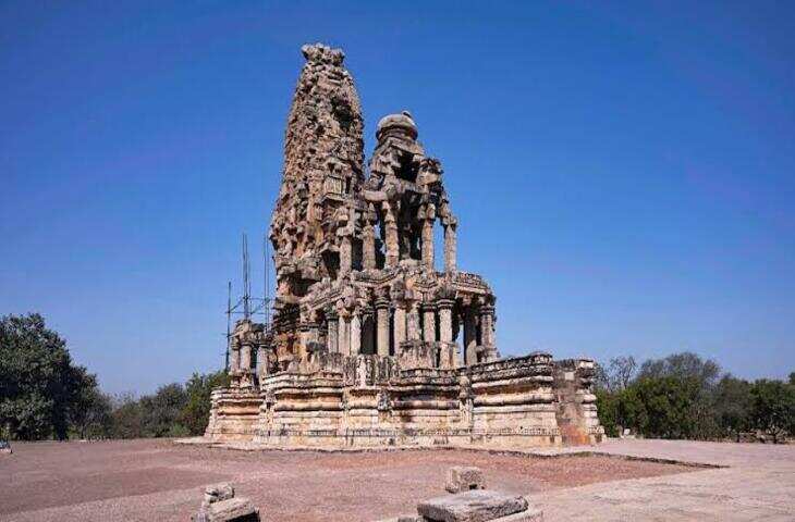 रहस्यमयी ककनमठ मंदिर: बिना सीमेंट-चूने के 100 फीट ऊंची इमारत, क्या सच में इसे &lsquo;भूतों ने बनाया&rsquo; था?