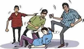 Noida  बहरुपिए को बच्चा चोर बताकर जमकर पीटा