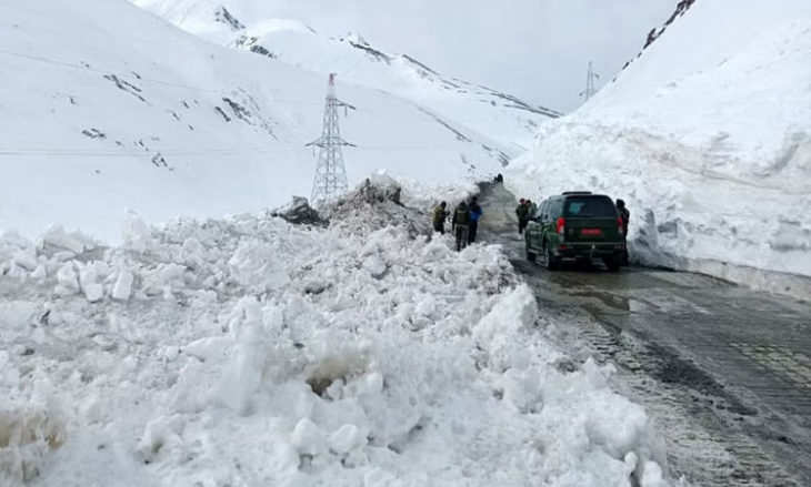 Pulwama रणनीतिक श्रीनगर-लेह राजमार्ग रिकॉर्ड 68 दिनों में यातायात के लिए खुला