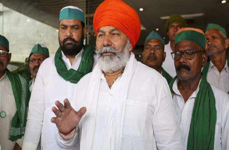 मुजफ्फरनगर में आतंकी हमले के पीड़ितों के प्रति एकजुटता व्यक्त करने के लिए आयोजित बैठक के दौरान राकेश टिकैत को घेरा गया