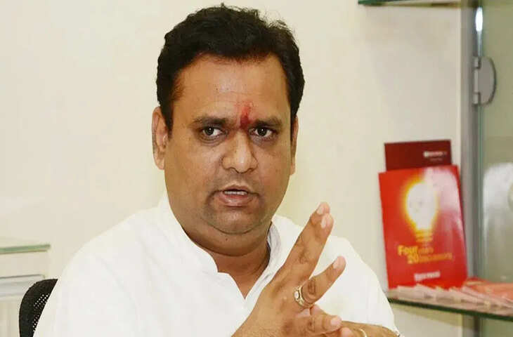 महाराष्ट्र में EV मालिकों की बल्ले-बल्ले… माफ होगा टोल, वसूले गए पैसे भी होंगे वापस, जानें किसने किया ऐलान