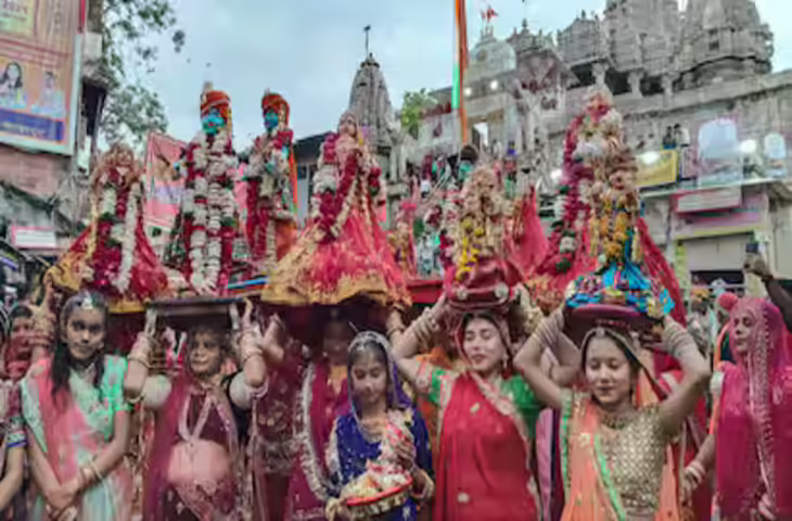 उदयपुर में गणगौर उत्सव के बीच &lsquo;दातन हेला&rsquo; की अनोखी परंपरा, वीडियो में देखें हजारों लोगों की उमड़ी भीड़
