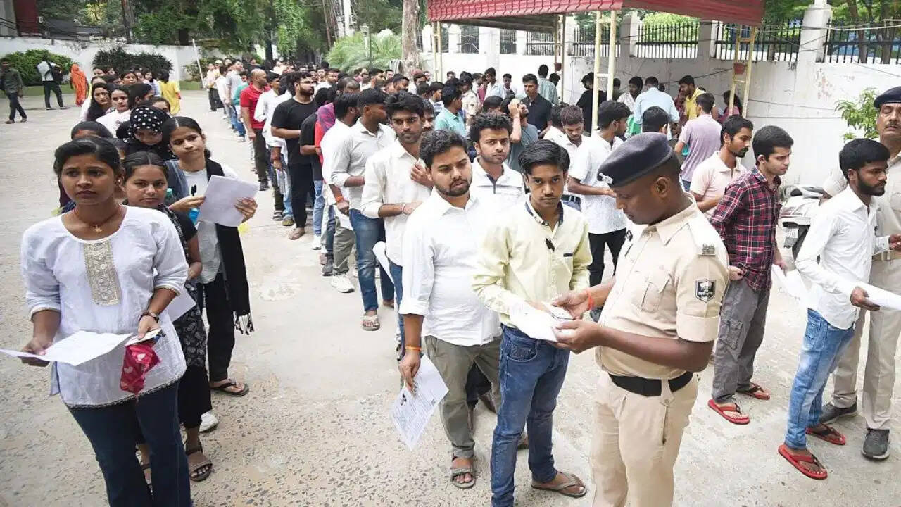 UP Police Exam 2026: आज से शुरू हुई यूपी पुलिस सिपाही भर्ती परीक्षा, यहाँ जाने नियम से लेकर ट्रांसपोर्ट तक पूरी डिटेल