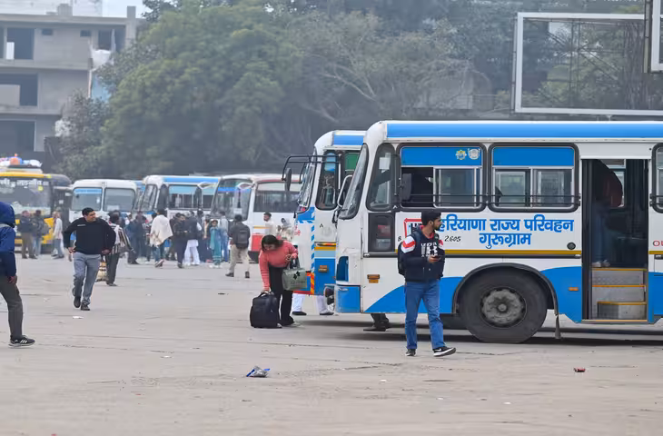 दिल्ली-NCR में पड़ोसी राज्यों की बसों की एंट्री पर रोक, GRAP-1 लागू होते ही ट्रैफिक पुलिस का बड़ा फैसला; बॉर्डर से लौटेंगी ये बसें