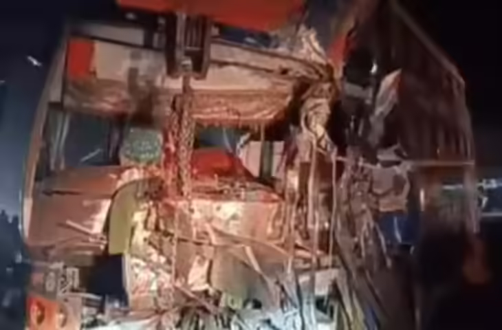 सीकर में स्लीपर बस और ट्रक की भीषण टक्कर, 3 की मौत, 18 गंभीर घायल