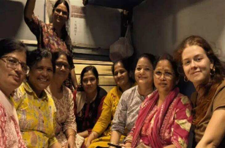 ट्रेन में विदेशी महिला ने पढ़ा हनुमान चालीसा, भारतीय रेलवे की तारीफ करते हुए यात्रियों के साथ वीडियो हुआ वायरल
