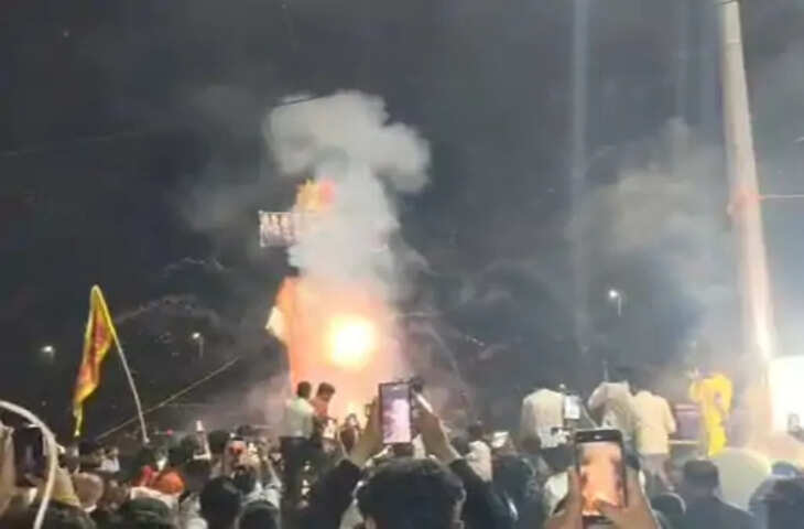 दुर्गा नवमी पर सागर के चकराघाट में हुआ रावण दहन, बाण लगते ही 5 मिनट में जल गया 51 फीट ऊंचा पुतला; 22 साल से हो रहा आयोजन