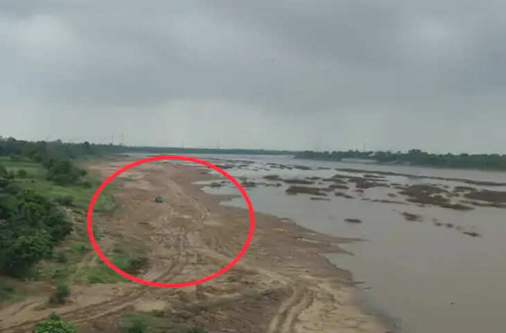 नर्मदा में NGT की रोक बेअसर! जलस्तर बढ़ने के बावजूद धड़ल्ले से जारी अवैध रेत खनन, दिन-रात दौड़ रहीं ट्रैक्टर-ट्रॉलियां