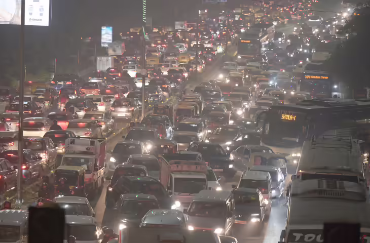 DC Vs GT मुकाबले के दौरान दिल्ली की सड़कों पर ट्रैफिक डायवर्जन, जाने किन रास्तों पर जाने से फंस सकते है आप&nbsp;