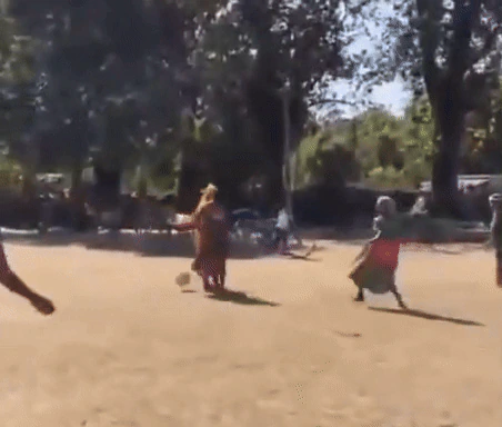 साड़ी में किक मारतीं 'वुमनिया', ओडिशा के सुंदरगढ़ में महिलाओं का अनोखा फुटबॉल मैच, VIDEO