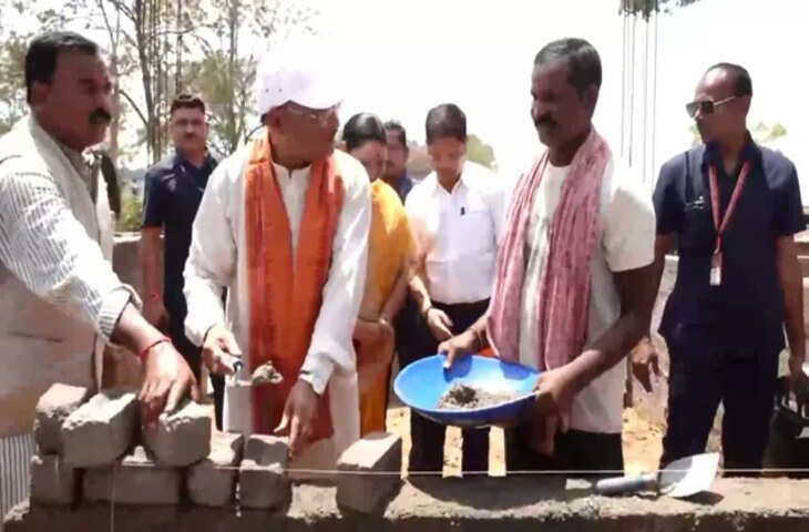 मुख्यमंत्री विष्णुदेव साय का औचक निरीक्षण, प्रधानमंत्री आवास योजना के घर में किया श्रमदान