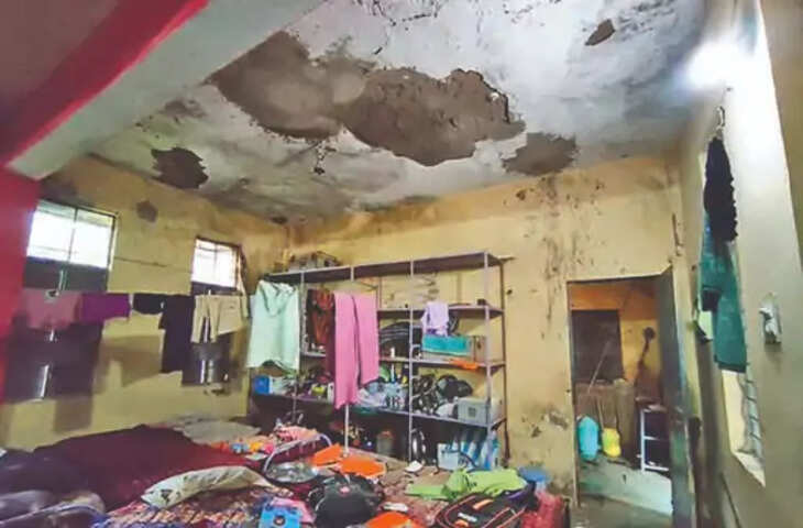 दमोह के छात्रावास में बड़ा हादसा: जर्जर छत का प्लास्टर गिरने से 8 छात्राएं घायल, अस्पताल में कराया गया भर्ती