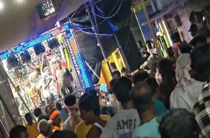  महाभारत देखते-देखते गांव बना 'कुरुक्षेत्र', दो गुटों के बीच जमकर पत्थरबाजी और लाठी-डंडों से हमला, कैमरे में कैद हुआ शॉकिंग नजारा