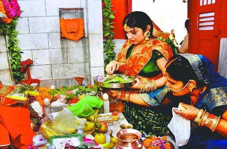 कजरी तीज की पूजा थाली में जरूर रखें ये 5 सुहाग सामग्री, वैवाहिक जीवन में बनी रहेगी खुशहाली