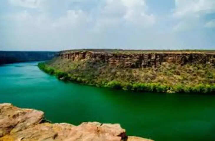 बागियों की नदी चंबल, जिसके पानी में दिखती है घड़ियालों की दुनिया; दो मिनट के वीडियो में जानिए श्राप से लेकर अभयारण्य तक की कहानी