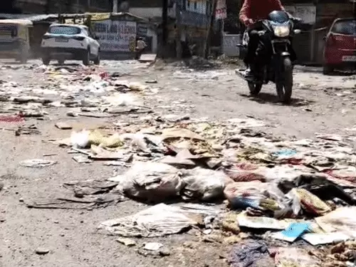 कचरे से पटा देश का सबसे स्वच्छ शहर, इंदौर के कई इलाकों में सड़कों पर बिखरी गंदगी; सफाईकर्मियों के प्रदर्शन का असर