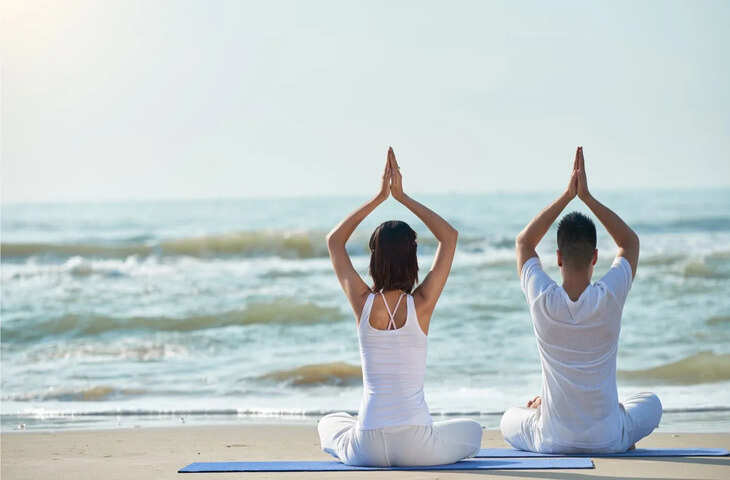 उत्तर प्रदेश की राज्यपाल और कुलाधिपति आनंदीबेन पटेल ने अंतर्राष्ट्रीय योग दिवस 2025 की तैयारियों पर चर्चा करने के लिए सभी राज्य विश्वविद्यालयों के कुलपतियों के साथ एक ऑनलाइन बैठक की। उन्होंने इस वर्ष की थीम 'एक पृथ्वी, एक स्वास्थ्य के लिए योग' के साथ कार्यक्रमों को संरेखित करने की आवश्यकता पर जोर दिया और 1 जून से 21 जून तक अधिक प्रभावी, रचनात्मक और सहभागी कार्यक्रमों का आह्वान किया। राज्यपाल ने निर्देश दिया कि योग कार्यक्रमों को व्यवस्थित रूप से आयोजित किया जाना चाहिए, जिसमें समावेशिता पर विशेष ध्यान दिया जाना चाहिए। उन्होंने योग सप्ताह के आयोजनों में स्वच्छता अभियान, वृक्षारोपण अभियान, साइकिल यात्रा और पदयात्रा जैसी गतिविधियों को शामिल करने का सुझाव दिया। उन्होंने विश्वविद्यालयों से योग, स्वच्छता और संगीत को मिलाकर एक पुस्तक तैयार करने का भी आग्रह किया। अपने संबोधन में, पटेल ने समर्पित योग सत्र आयोजित करके दिव्यांगजनों (अलग-अलग तरह के व्यक्ति), वरिष्ठ नागरिकों, बच्चों और विशेष जरूरतों वाले छात्रों सहित विशेष समूहों तक पहुँचने के महत्व पर प्रकाश डाला। उन्होंने आगे सिफारिश की कि विश्वविद्यालयों के स्वास्थ्य केंद्र आस-पास के गाँवों को सेवाएँ प्रदान करें और सभी कर्मचारियों को बॉडी मास इंडेक्स (बीएमआई) परीक्षण से गुजरना चाहिए। पटेल ने गर्भवती महिलाओं के लिए गर्भ संस्कार अभियान के तहत विशेष कार्यक्रम चलाने का भी प्रस्ताव रखा और स्थानीय औषधीय पौधों के बारे में लोगों को शिक्षित करने के लिए हरित प्रदर्शनियों का आह्वान किया। वैश्विक प्रभाव बनाने के प्रयास में, राज्यपाल ने विश्वविद्यालयों को संयुक्त रूप से 10 समूह कार्यक्रम आयोजित करने के लिए प्रोत्साहित किया जो संभावित रूप से विश्व रिकॉर्ड बना सकते हैं। उन्होंने विदेशी विश्वविद्यालयों के सहयोग से अंतर्राष्ट्रीय योग सत्र आयोजित करने और डिजिटल प्लेटफॉर्म पर अभिनव अभियान शुरू करने का भी प्रस्ताव रखा। राज्यपाल ने इस बात पर जोर दिया कि योग दिवस को केवल उत्सव के रूप में नहीं देखा जाना चाहिए, बल्कि इसे जीवनशैली में बदलाव की शुरुआत के रूप में देखा जाना चाहिए जो हर गांव तक पहुंचे। उन्होंने योग को वैश्विक मंच पर ले जाने के लिए प्रधानमंत्री नरेंद्र मोदी के प्रयासों की प्रशंसा की और विश्वविद्यालयों से इस आंदोलन को और भी मजबूत करने का आग्रह किया।