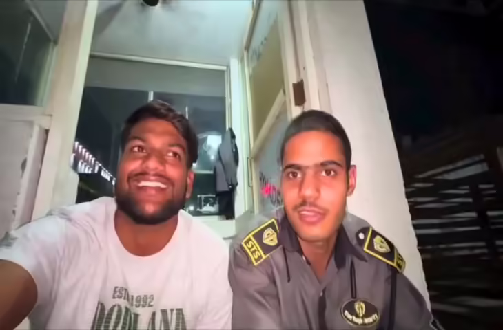 '8 हजार में आतंकी से भिड़ जाऊं...'&nbsp;सिक्योरिटी गार्ड की बातें सुन रोके नहीं रुकेगी हंसी, देखे वायरल क्लिप&nbsp;