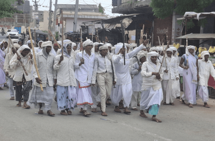 डूंगरपुर में बारिश के लिए निभाई गई अनोखी 'धाड़' परंपरा, वीडियो में जाने पुरुषों का वेश धारण कर महिलाओं ने निकाला जुलूस