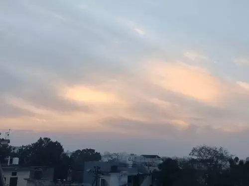 मेरठ में बारिश के बाद भी उमस से राहत नहीं, बादलों के बीच चिपचिपी गर्मी ने बढ़ाई परेशानी