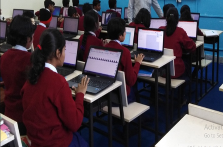 ब्रिटेन में एक कबड्डी मैच के दौरान दो गिरोहों के बीच हुए विवाद में तीन लोग घायल हो गए, जबकि एक व्यक्ति पर तलवार से हमला किया गया।  शाम करीब 4 बजे डरे हुए दर्शकों को अलवास्टन के डर्बी कबड्डी मैदान से चिल्लाते और भागते देखा गया। सोशल मीडिया पर वायरल हुए एक वीडियो के मुताबिक, रविवार को गोलियों की आवाजें सुनी गईं।  अखबार मिरर की रिपोर्ट के अनुसार, सशस्त्र पुलिस घटनास्थल पर पहुंची, जहां एक गवाह ने बताया कि एक व्यक्ति को गोली मारी गई और फिर उस पर तलवार से बार-बार हमला किया गया।  अन्य प्रत्यक्षदर्शियों ने कहा कि दो प्रतिद्वंद्वी गिरोहों ने एक-दूसरे पर हॉकी स्टिक से हमला किया, जिससे कबड्डी टूर्नामेंट बर्बाद हो गया।  कुछ लोगों ने कहा कि वे अपने वाहनों तक नहीं पहुंच पा रहे हैं और कई बार उन्होंने बताया कि उन्होंने 20 पुलिस कारें देखीं।  डर्बीशायर पुलिस ने रविवार रात एक बयान में कहा, "रविवार को दोपहर 3.51 बजे हमें एल्वास्टन लेन, अल्वास्टन में बड़े पैमाने पर गड़बड़ी की सूचना मिली थी। तीन लोग घायल हो गए हैं, एक गंभीर रूप से घायल है। उन सभी को अस्पताल ले जाया गया है। क्षेत्र में बड़ी संख्या में पुलिस मौजूद है और अधिकारियों के कुछ समय तक घटनास्थल पर रहने की उम्मीद है।"  पुलिस ने कहा कि जिस किसी ने भी घटना देखी है, या उसके पास कोई जानकारी है, वह 20 अगस्त के संदर्भ 739 का हवाला देते हुए उनसे संपर्क कर सकता है।  डर्बी निवासी जस उकसिंग ने फेसबुक पर लिखा, "डर्बी में हमारे पंजाबी खेल कबड्डी की जो सकारात्मक और स्वागत योग्य वापसी मानी जा रही थी, वह दुखद रूप से शर्मनाक हालात में खत्&zwj;म हो गई।"  उन्&zwj;होंने आगे लिखा, &ldquo;खेल आयोजनों में सामूहिक हिंसा स्वीकार्य नहीं है, और समुदाय द्वारा इसे बर्दाश्त नहीं किया जाना चाहिए। यूके कबड्डी फेडरेशन को इस विचारहीन हिंसा को राष्ट्रीय टूर्नामेंटों से बाहर करने के लिए जरूरी कदम और सुरक्षा उपाय करने चाहिए। मुझे उम्मीद है कि घायल लोग ज्यादा गंभीर नहीं होंगे और पूरी तरह ठीक हो जाएंगे।''  स्थानीय मीडिया रिपोर्टों में कहा गया है कि ग्रीष्मकालीन कार्यक्रमों की एक श्रृंखला के हिस्से के रूप में टूर्नामेंट को इंग्लैंड कबाबी फेडरेशन की वेबसाइट पर विज्ञापित किया गया था, जिसमें कहा गया था कि पूरे ब्रिटेन से विशेषज्ञ खिलाड़ियों को इस आयोजन के लिए लाया गया था।  स्थानीय डर्बी टीम को गुरु अर्जन देव गुरुद्वारा कबड्डी क्लब के नाम से जाना जाता है, जो 30 वर्षों से अधिक समय से यह खेल खेल रहा है।