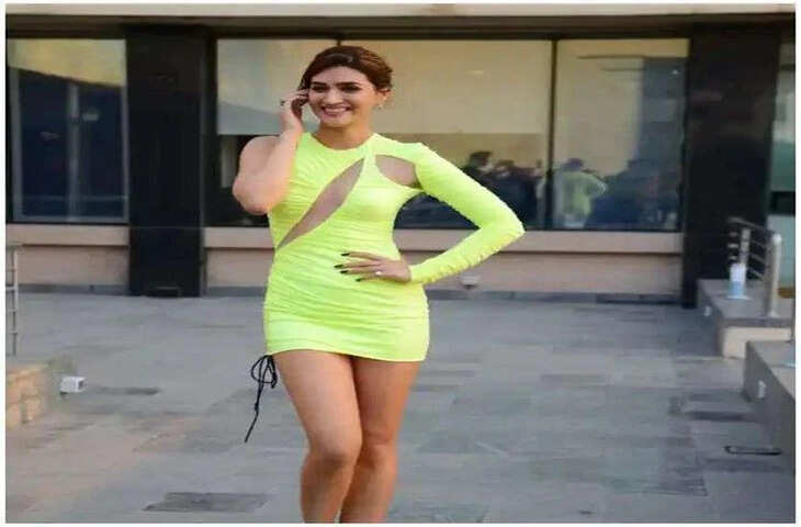 कृति सेनन ने धारण किया उर्फी जावेद का लुक, अतरंगी कपड़ों में आयी नज़र&nbsp;