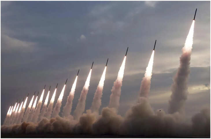 दक्षिण कोरिया का बड़ा दावा: Kim Jong Un ने एक नहीं बल्कि समुद्र की ओर दागीं 10 मिसाइलें, बढ़ा तनाव​​​​​​​