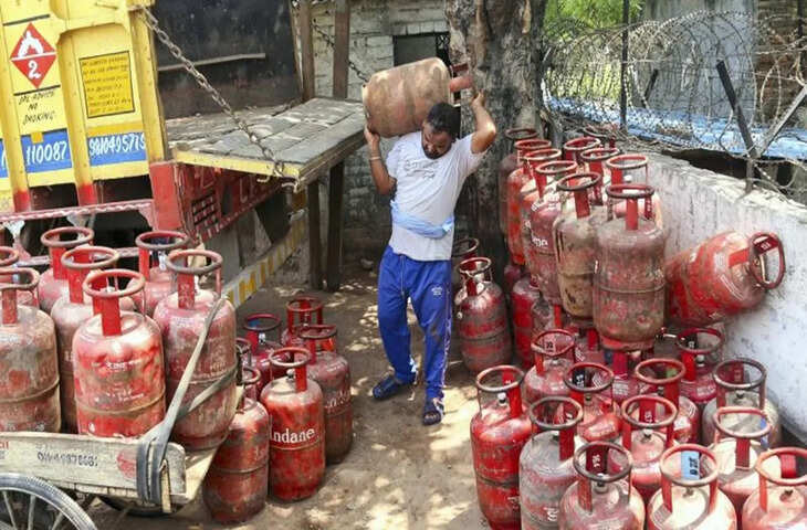 दिल्ली सरकार की फ्री LPG योजना: साल में दो सिलेंडर, जानिए पात्र कौन हैं और किन्हें लाभ नहीं मिलेगा