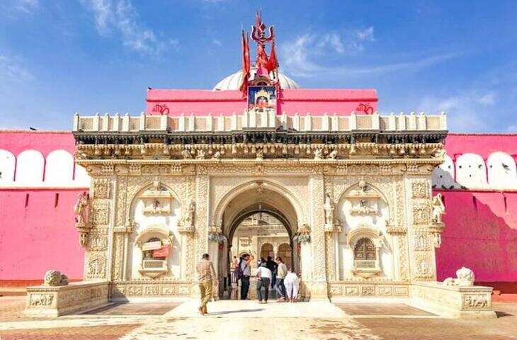 करणी माता मंदिर राजस्थान के बीकानेर जिले के देशनोक में स्थित प्रसिद्ध धार्मिक स्थल है। इसे देशभर में चूहों वाले मंदिर के नाम से भी जाना जाता है। मंदिर में बड़ी संख्या में काबा यानी पवित्र चूहे रहते हैं, जिन्हें श्रद्धालु धार्मिक आस्था के साथ पूजते हैं।  मंदिर का धार्मिक महत्व  लोकमान्यता के अनुसार, करणी माता देवी दुर्गा का अवतार मानी जाती हैं। करणी माता को बीकानेर के राजघराने की कुलदेवी के रूप में भी विशेष सम्मान प्राप्त है। मान्यता है कि उनके आशीर्वाद से बीकानेर रियासत की रक्षा हुई और क्षेत्र में सुख-समृद्धि बनी रही।  मंदिर की खासियत  मंदिर की सबसे अनोखी पहचान यहां रहने वाले हजारों चूहे हैं। इन्हें काबा कहा जाता है। श्रद्धालु इन काबाओं को भोजन कराते हैं और इनके दर्शन को शुभ मानते हैं। धार्मिक मान्यता है कि मंदिर में सफेद चूहे का दर्शन विशेष सौभाग्य का संकेत माना जाता है।  मंदिर की वास्तुकला भी बेहद आकर्षक है। संगमरमर से बने प्रवेश द्वार, चांदी के दरवाजे और सुंदर नक्काशी इसे राजस्थान के प्रमुख धार्मिक पर्यटन स्थलों में शामिल करते हैं।  कैसे पहुंचें  करणी माता मंदिर देशनोक, बीकानेर से लगभग 30 किलोमीटर की दूरी पर स्थित है। बीकानेर शहर से सड़क और रेल मार्ग के जरिए देशनोक पहुंचा जा सकता है। नजदीकी प्रमुख रेलवे स्टेशन बीकानेर है, जबकि देशनोक का अपना रेलवे स्टेशन भी है।  करणी माता मंदिर आस्था, इतिहास और अनोखी धार्मिक परंपरा का ऐसा संगम है, जिसे देखने के लिए देश-विदेश से श्रद्धालु और पर्यटक यहां पहुंचते हैं।
