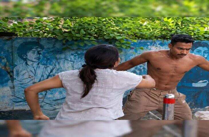 बीच सड़क पर पत्नी का फूटा गुस्सा! पति का कॉलर पकड़ा, शर्ट फाड़ी और जमकर किया हंगामा; VIDEO VIRAL