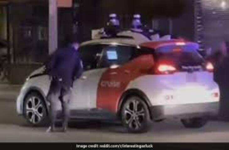 बिना ड्राइवर अपने आप चलने लगी सड़क पर खड़ी गाड़ी, CCTV में कैद हुआ हैरान कर देने वाला नजारा