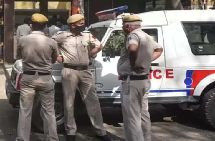 दिल्ली में 21 साल की युवती से बदसलूकी, बाइक सवार दो युवकों ने पीछा कर की अश्लील टिप्पणी; स्कूटी से गिराया