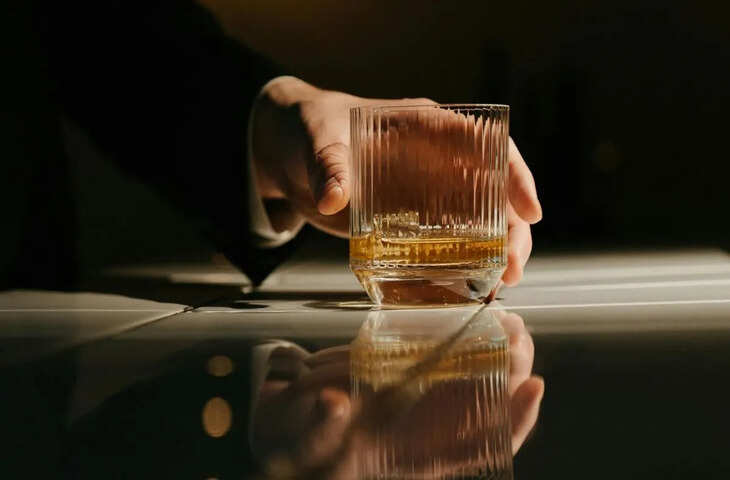 शराब पीने से पहले कुछ बूंदें क्यों छिड़कते हैं लोग? कोई नहीं जानता होगा जवाब