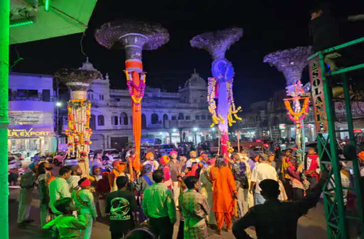 उज्जैन में वाल्मीकि समाज का गोगामेड़ी चल समारोह, छड़ियां लेकर निकले समाजजन; डीजे पर थिरके युवा