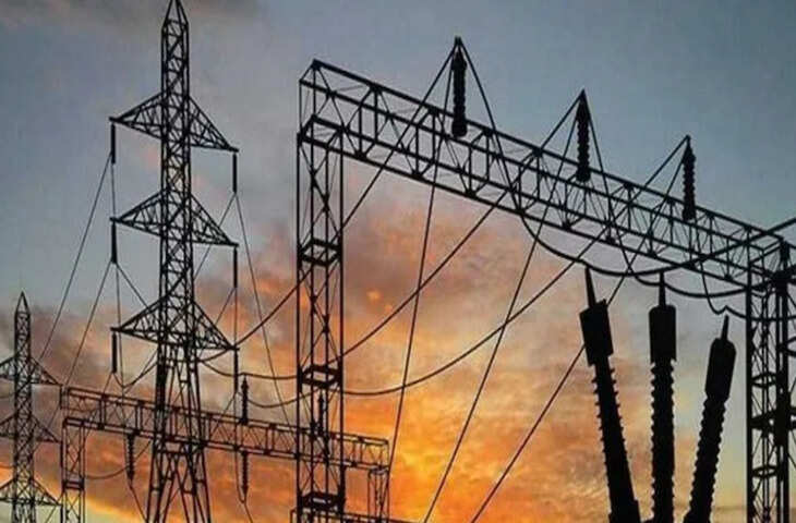 डिस्कॉम ने बारां में बिजली चोरी के खिलाफ बड़ी कार्रवाई की है। जिले में 200 से ज़्यादा घरों में बिजली चोरी पकड़ी गई है। डिस्कॉम ने इन घरों से केबल ज़ब्त किए हैं और 20 मामलों में ₹1.2 मिलियन (1.2 मिलियन रुपये) का जुर्माना भी लगाया है। यह घटना बुधवार (8 जनवरी) की है। जयपुर विद्युत वितरण निगम (JVVN) की एक टीम ने बारां शहर में छापा मारा। टीम ने तालाबपाड़ा, मीट मार्केट, नयापुरा और श्योपुरिया मस्जिद के आस-पास करीब चार घंटे तक छापा मारा। इस छापे के दौरान कई घरों में अवैध केबल मिले, और कई पर लाखों रुपये का जुर्माना लगाया गया।  इस कार्रवाई का कई जगहों पर विरोध हुआ।  हालांकि, जब विद्युत निगम की टीम पहुंची, तो कार्रवाई करना मुश्किल हो गया। बिजली चोरी रोकने में निगम की सख्ती के कारण कई जगहों पर विरोध प्रदर्शन हुए। अवैध केबल ज़ब्त करने के दौरान कई परिवार निगम टीम से भिड़ते दिखे। कार्रवाई के बाद, तय समय में जुर्माना भरने की चेतावनी के साथ पेनल्टी नोटिस भी जारी किया गया।  जुर्माना नहीं भरने पर FIR दर्ज कराई जाएगी।  कॉर्पोरेशन विजिलेंस के XEN कालूलाल मीणा ने बताया कि विजिलेंस जयपुर के SE बीएल शर्मा और बारां के SE नरेंद्र मोहन बिलोटिया के निर्देशन में एक टीम बनाई गई थी। XEN केएल मीणा के नेतृत्व में टीम ने शहर के नयापुरा, तालाब पाड़ा, मेला ग्राउंड, मीट मार्केट और श्योपुरिया मस्जिद के आसपास के इलाकों में सघन चेकिंग की।  कई जगहों पर अवैध कनेक्शन और कई तरह की हेराफेरी भी देखी गई। टीम ने अवैध केबल जब्त की। उन्होंने कहा कि अगर तय समय में जुर्माना नहीं भरा गया तो दोषियों के खिलाफ APTPS थाने में मामला दर्ज कराने की कार्रवाई की जाएगी।