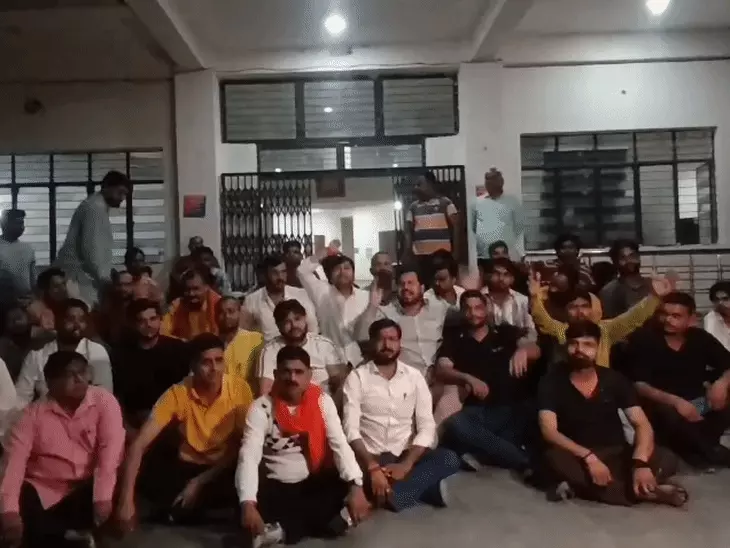 लखनऊ के विभूतिखंड थाने में भाजपा कार्यकर्ताओं का प्रदर्शन, दुकानदार पर कार्रवाई को लेकर पुलिस से नाराजगी