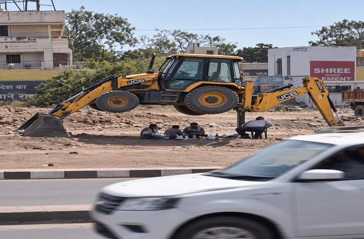 जान जोखिम में डालकर JCB के नीचे लंच, VIDEO VIRAL