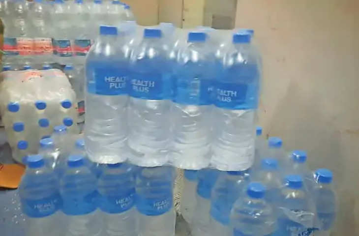 Bilaspur वाणिज्य विभाग की छापेमार कार्रवाई:उत्कल एक्सप्रेस में रेल नीर के साथ लोकल ब्रांड का पानी मिला, जब्त