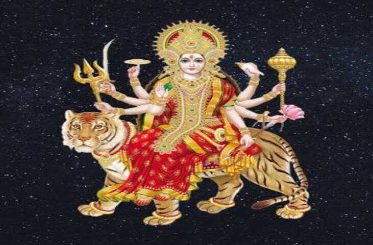 नवरात्रि का पर्व मां दुर्गा की आराधना और शक्ति उपासना का विशेष समय माना जाता है। इन नौ दिनों में भक्त मां भगवती के नौ स्वरूपों की पूजा करते हैं, व्रत रखते हैं और दुर्गा सप्तशती, दुर्गा चालीसा तथा नवरात्रि व्रत कथा का पाठ करते हैं। धार्मिक मान्यताओं के अनुसार, श्रद्धा और भक्ति के साथ नवरात्रि व्रत कथा सुनने से मां दुर्गा का आशीर्वाद प्राप्त होता है।  नवरात्रि व्रत कथा पौराणिक कथा के अनुसार, एक समय देवताओं और ऋषि-मुनियों पर राक्षसों का अत्याचार बढ़ गया था। महिषासुर नामक असुर ने अपनी शक्ति से तीनों लोकों में भय का वातावरण बना दिया था। उसने देवताओं को पराजित कर स्वर्ग पर अधिकार कर लिया था।  देवता भगवान ब्रह्मा, विष्णु और महादेव के पास पहुंचे और अपनी रक्षा की प्रार्थना की। तब सभी देवताओं के तेज से एक दिव्य शक्ति का प्राकट्य हुआ, जिन्हें मां दुर्गा के रूप में जाना गया। मां दुर्गा ने महिषासुर से नौ दिनों तक युद्ध किया और दसवें दिन उसका वध कर धर्म की स्थापना की।इसी विजय की स्मृति में नवरात्रि पर्व मनाया जाता है। भक्त इन नौ दिनों में मां दुर्गा की पूजा कर शक्ति, सुख और समृद्धि की कामना करते हैं।  नवरात्रि व्रत का महत्व धार्मिक मान्यता के अनुसार, नवरात्रि व्रत रखने से मन शुद्ध होता है और भक्त मां दुर्गा की कृपा प्राप्त करते हैं। इन दिनों में सात्विक भोजन, पूजा-पाठ और मंत्र जाप का विशेष महत्व माना जाता है।नवरात्रि में मां के नौ स्वरूपों की पूजा की जाती है:  मां शैलपुत्री मां ब्रह्मचारिणी मां चंद्रघंटा मां कूष्मांडा मां स्कंदमाता मां कात्यायनी मां कालरात्रि मां महागौरी मां सिद्धिदात्री सुपरफास्ट दुर्गा नवरात्रि व्रत कथा आज के समय में कई भक्त समय की कमी के कारण सुपरफास्ट नवरात्रि व्रत कथा सुनना पसंद करते हैं। इसमें मां दुर्गा की कथा को संक्षिप्त रूप में प्रस्तुत किया जाता है, जिससे कम समय में देवी की महिमा का स्मरण किया जा सके।नवरात्रि के दौरान सुबह या शाम पूजा के बाद कथा सुनना शुभ माना जाता है। भक्त मां दुर्गा के मंत्रों का जाप करते हुए उनसे परिवार की सुख-शांति और समृद्धि की प्रार्थना करते हैं।  मां दुर्गा की पूजा विधि नवरात्रि के पहले दिन कलश स्थापना की जाती है। इसके बाद नौ दिनों तक मां दुर्गा की पूजा, दीप प्रज्वलन और मंत्र जाप किया जाता है। अष्टमी या नवमी के दिन कन्या पूजन कर व्रत का समापन किया जाता है।धार्मिक मान्यताओं के अनुसार, मां दुर्गा अपने भक्तों की रक्षा करती हैं और उन्हें साहस, आत्मविश्वास तथा सकारात्मक ऊर्जा प्रदान करती हैं।