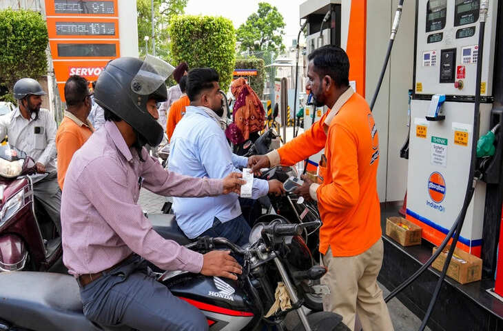 Petrol Diesel Price: ज्यादा कीमत चुकाने के बाद भी नहीं मिल रहा पूरा, क्रूड ऑयल संकट से सरकार पर बढ़ा दबाव