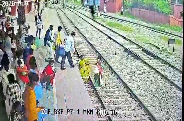 Viral Video :&nbsp;रेल ट्रैक पर लापरवाही बनी हादसे की वजह! पटरी पार कर रही थी दो महिलायें और फिर....