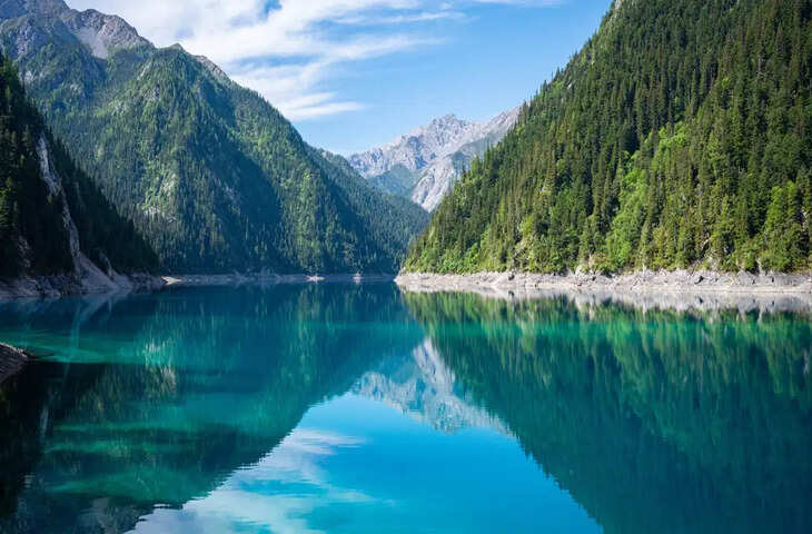 चीन-उत्तर कोरिया सीमा की रहस्यमयी हेवन लेक, जहां गहराई और &lsquo;झील के राक्षस&rsquo; की कहानियां बनाती हैं इसे खास