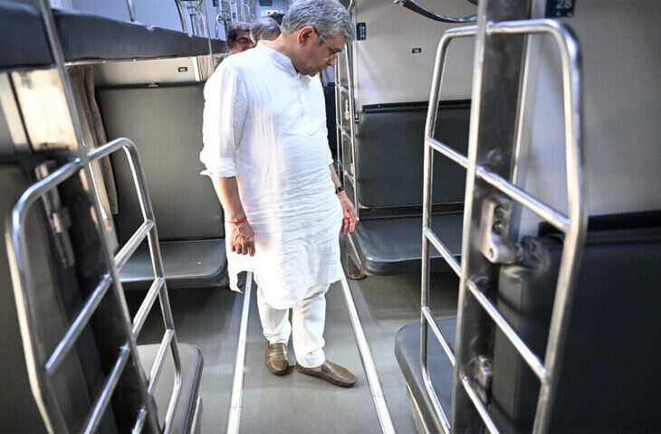 रेल मंत्री ने शेयर किया अमृत भारत ट्रेन के नए कोच का वीडियो, लोग बोले - 'ये तो&nbsp;शाही महल है.....'&nbsp;