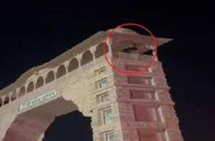 शराब के नशे में खाटू श्यामजी के तोरणद्वार पर चढ़ा युवक, हाई वोल्टेज ड्रामे के बाद क्रेन से नीचे उतारा